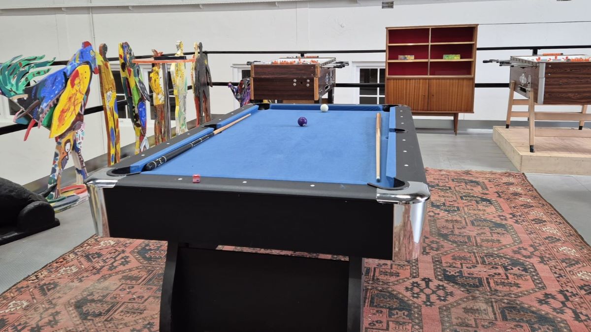 De pooltafels in de speelhoek bij het Haarlem Art Center.